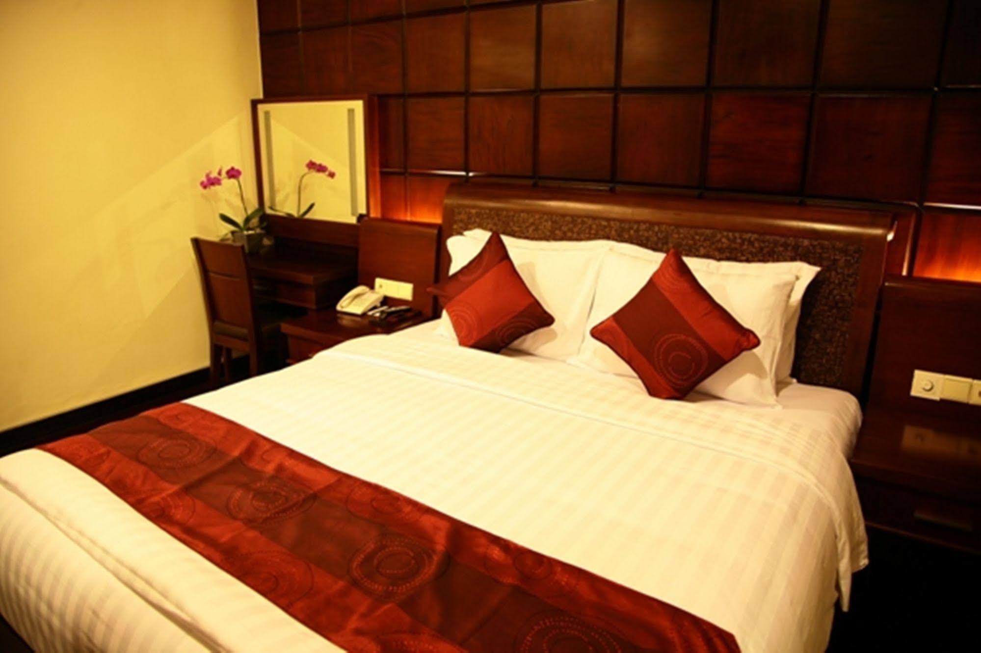 Capital O 2114 Grand Jimbaran Boutique Hotel Экстерьер фото